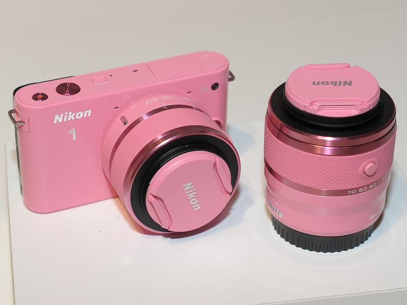 <b>限定モデルのピンクも用意した「Nikon 1 J1」（以下J1）</b>