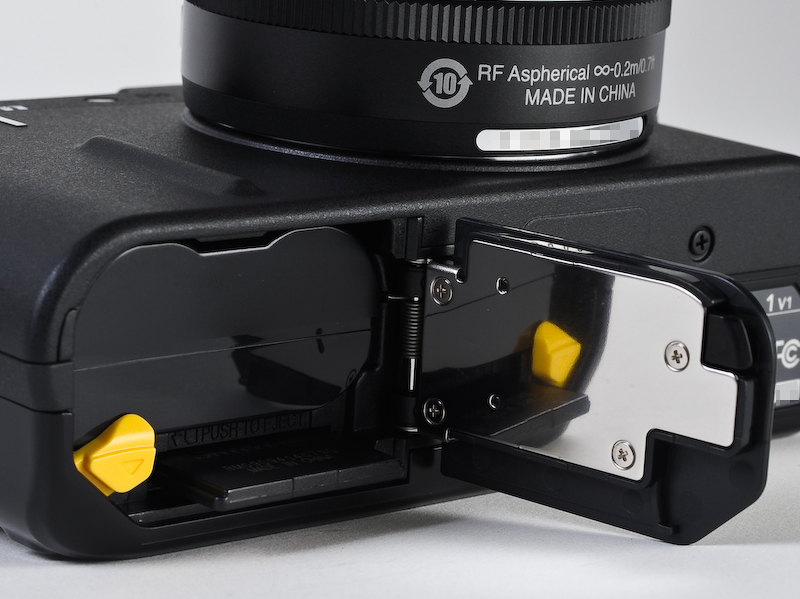 <b>V1ではD7000と同じバッテリーを採用し、撮影可能枚数約400枚（SB-N5使用時は約350枚）を実現した。J1は約230枚（内蔵ストロボ使用）</b>