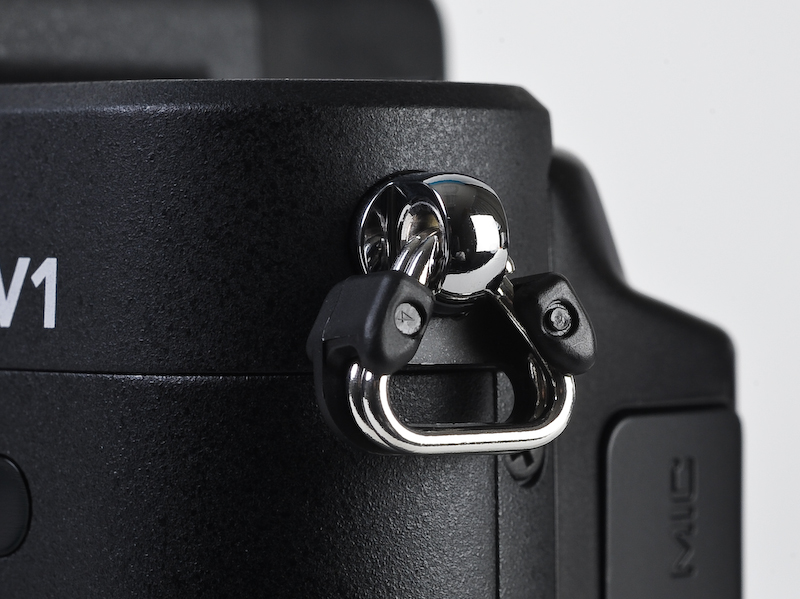 <b>V1のストラップ取り付け部は三角環式で、幅8mmまでのテープに対応する。</b>