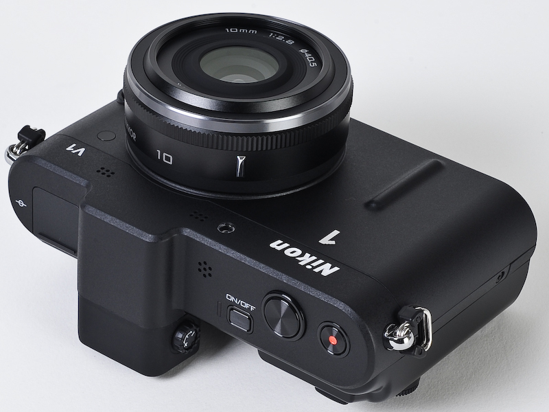 <b>パンケーキタイプの「1 NIKKOR 10mm F2.8」を装着した「Nikon 1 V1」（以下V1）</b>