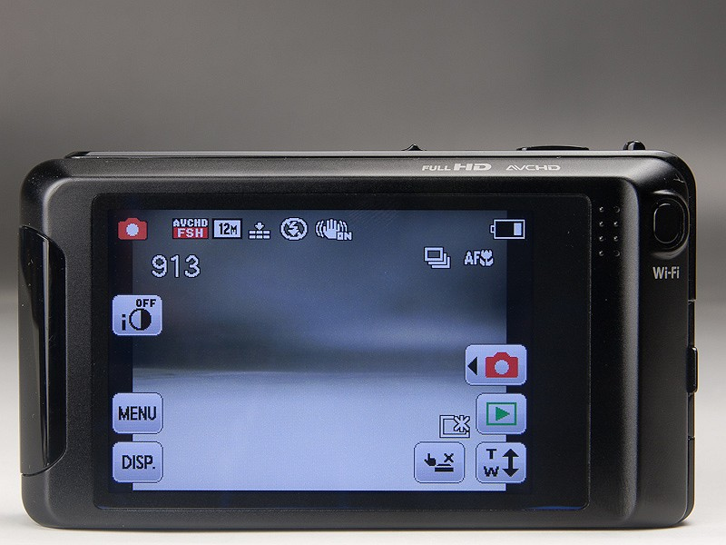 <b>タッチパネルで操作する。右側のカメラアイコンからモードを変更したり、左側のMENUアイコンから各種設定を変更できる</b>