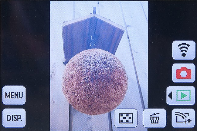 <b>再生モードのMENUアイコンをタッチし、メニューのWi-Fi設定を選ぶ</b>