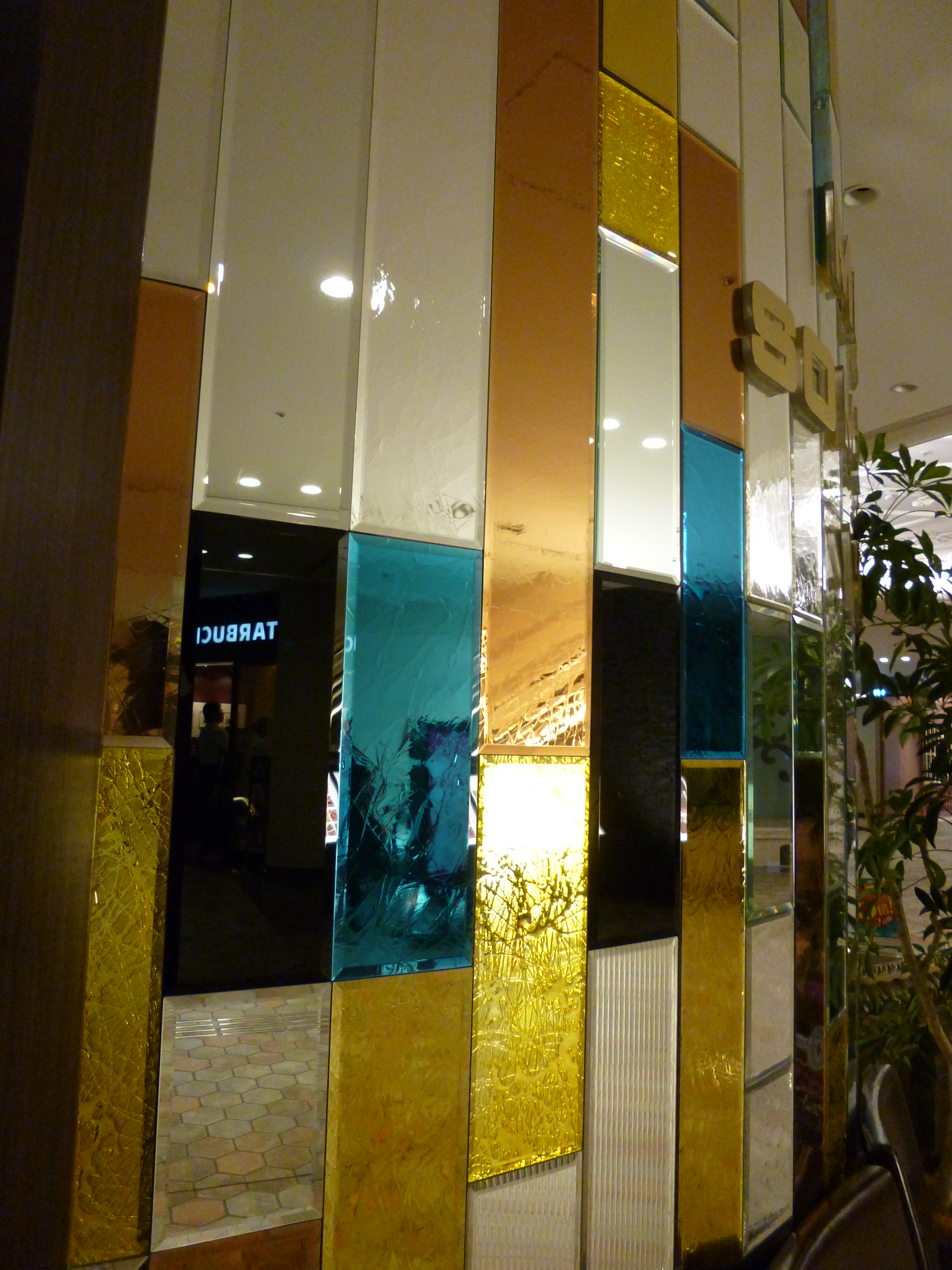 <b>DMC-FX90 / 約4.8MB / 3,000×4,000 / 1/15秒 / F2.5 / 0.0EV / ISO400 / WB:オート / 4.3mm</b>