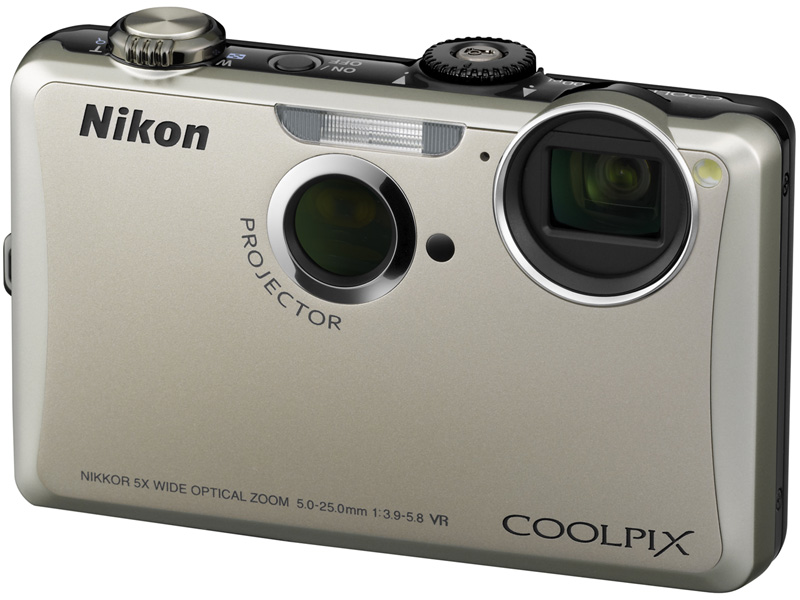 <b>COOLPIX S1100pj。発売は2010年9月。後継モデルの「COOLPIX S1200pj」が発売済み</b>
