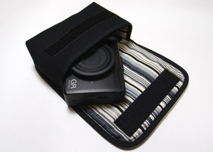 <b>GR DIGITAL IVケース（ブラック・アッシュストライプ）</b>