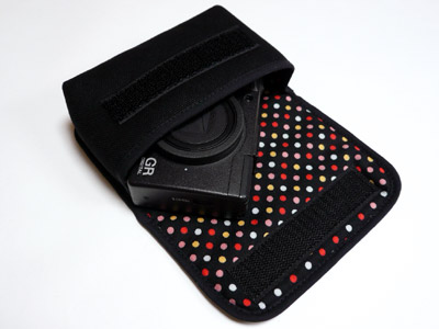 <b>GR DIGITAL IVケース（ブラック・カラフルドット）</b>