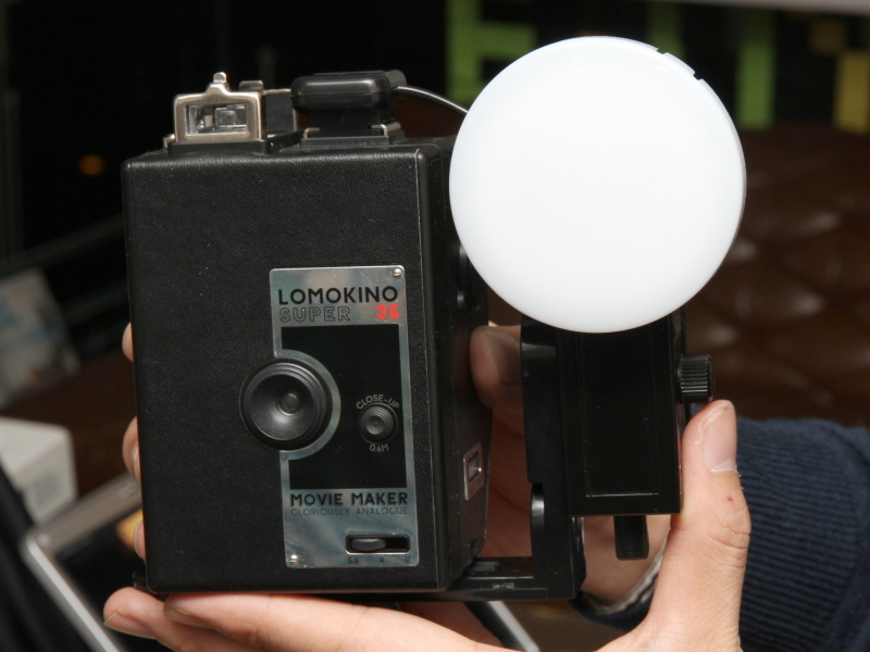 <b>外部ストロボFritz the Blitzをアダプター経由で装着したところ。ブラケットは前後に傾くため、簡易なバウンス発光も行なえるという</b>