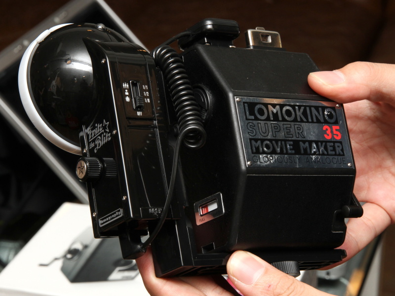 <b>外部ストロボを装着したLomoKinoの背面</b>