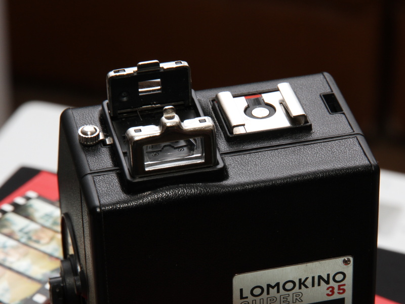 <b>本体上面に折りたたみ式ビューファインダーとホットシューを装備</b>