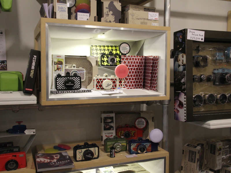 <b>店内にはパターン柄が特徴的なLaSardinaの最新モデルなど、ロモグラフィーの各カメラが揃っている</b>