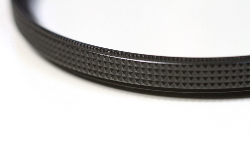 <b>側面にピラミッド型のカッティング加工を施した</b>