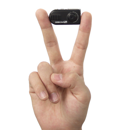 <b>Vサインの指の間にカメラが収まる大きさ</b>