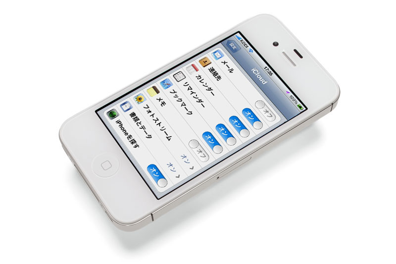 <b>愛用中のiPhone 4S。カメラ機能が一新され、スナップ写真レベルなら常用できる使い勝手/画質になった。またiOS 5搭載デバイスなので、フォトストリームをはじめとするiCloud系機能も使える</b>