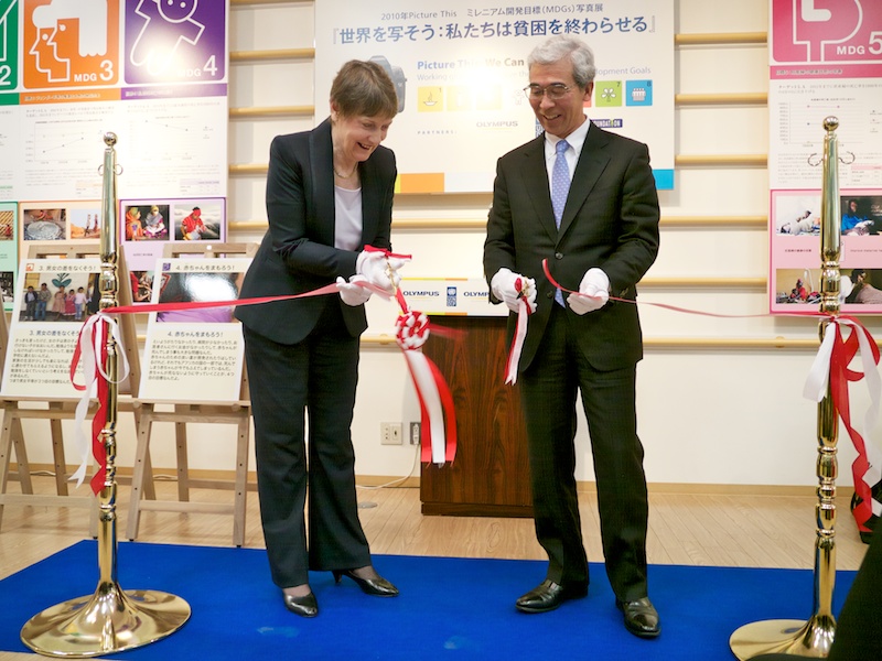 <b>森久志氏（右、2010年12月撮影）</b>