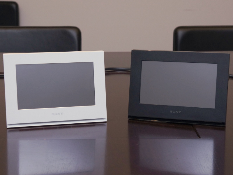 <b>DPF-WA700（左からホワイト、ブラック）</b>