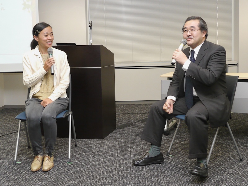 <b>左は写真家の関口美意氏、右は石井希典事業部長</b>