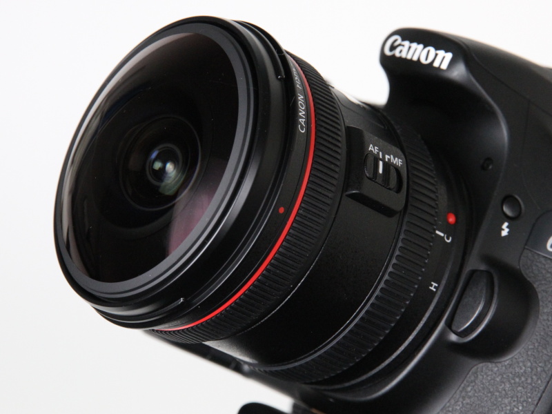 <b>フルサイズ機では全周魚眼撮影も可能な「EF 8-15mm F4 L Fisheye USM」</b>