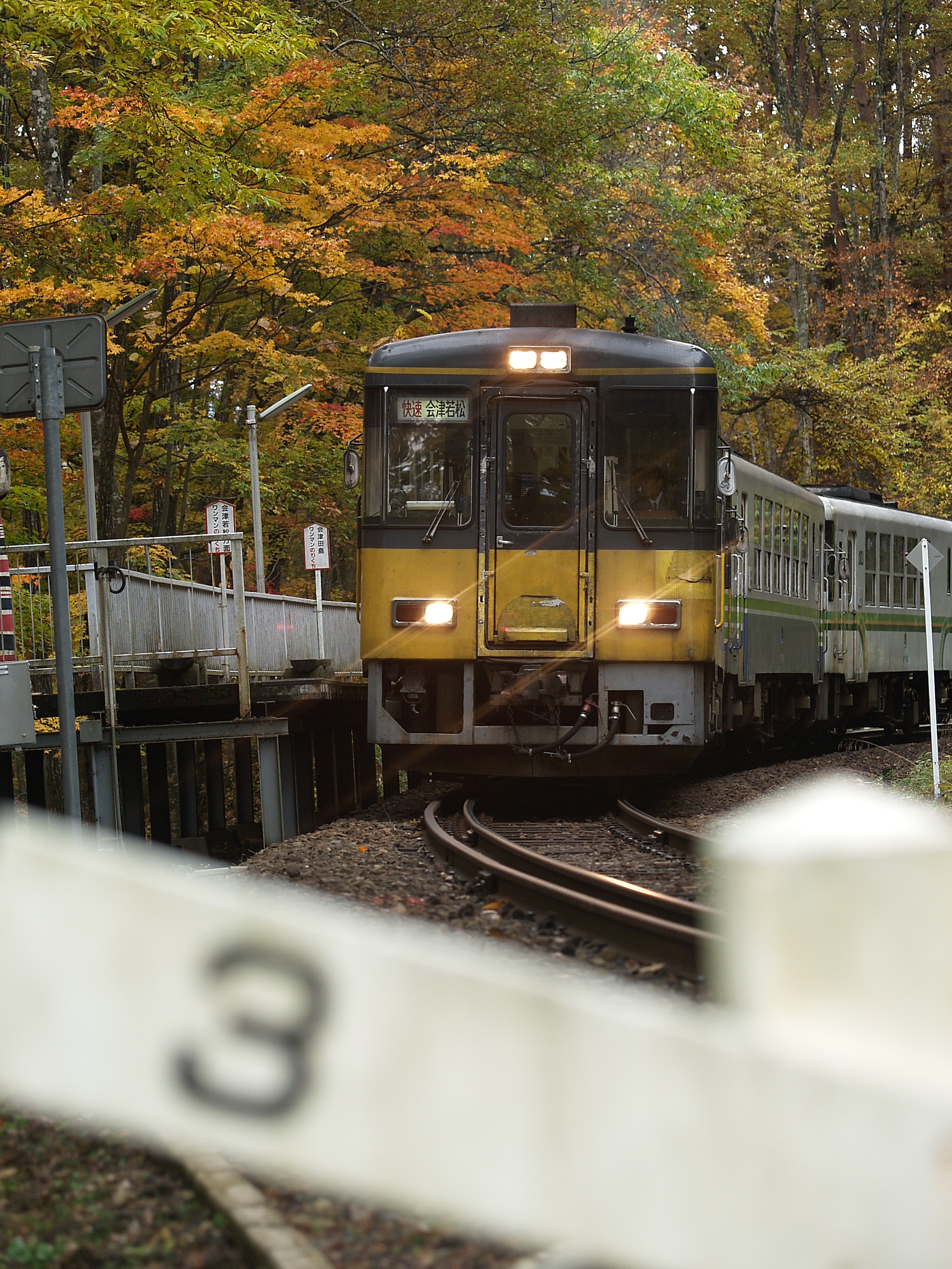 <b>E-1 / 約2.9MB / 1,920×2,560 / 1/320秒 / F2.8 / +1.3EV / ISO200 / 72mm</b>