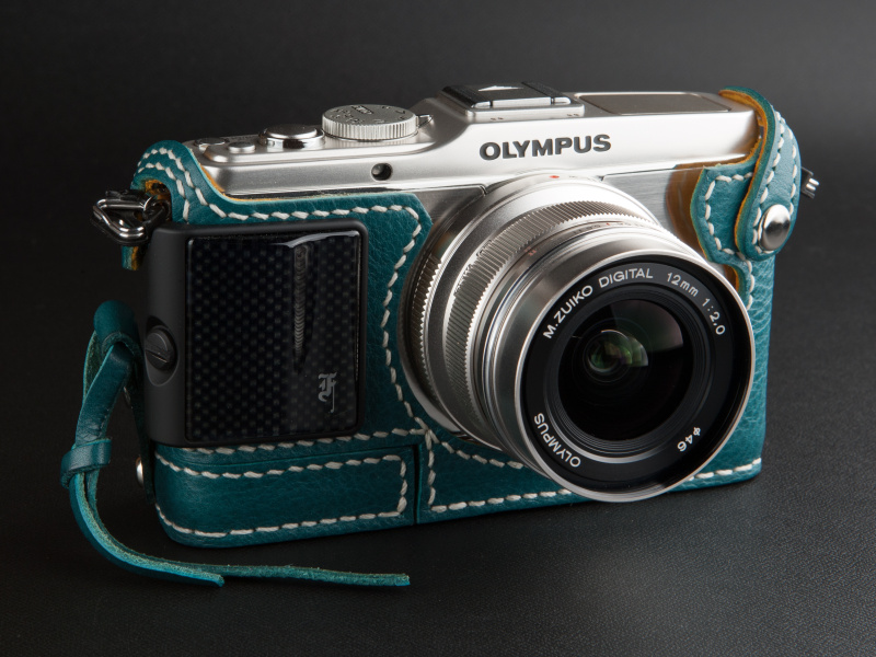 <b>クリスマス限定モデルのカスタムメイドケースは2万1,000円。スタンダードケースは1万7,000円だ</b>