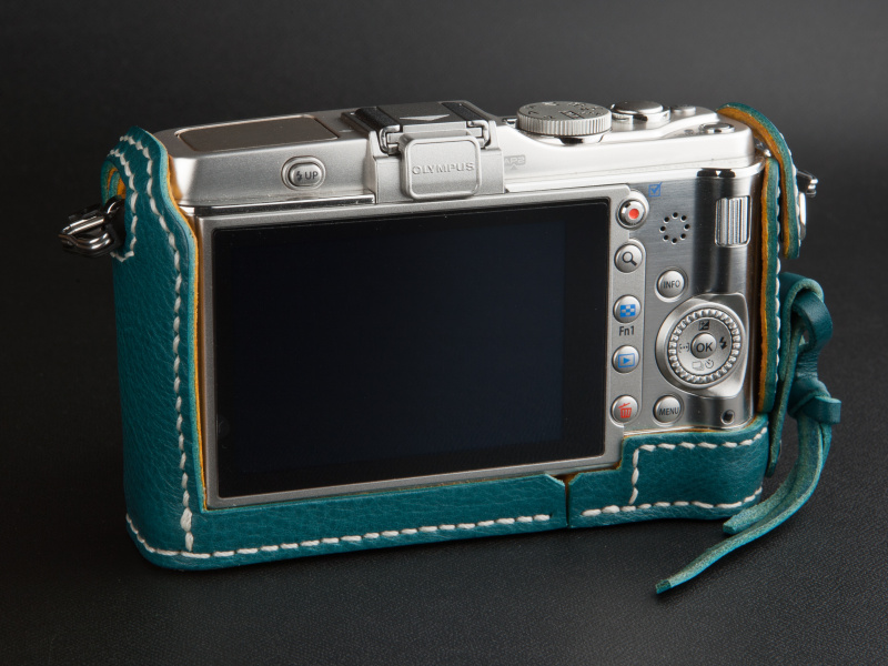 <b>背面が広く空き、ボタン操作を妨げない仕様になっている</b>