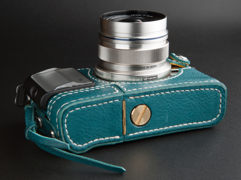 <b>付属のネジで三脚穴に固定する。ケース底部はやや厚みがあり、装着すると背が高くなる</b>