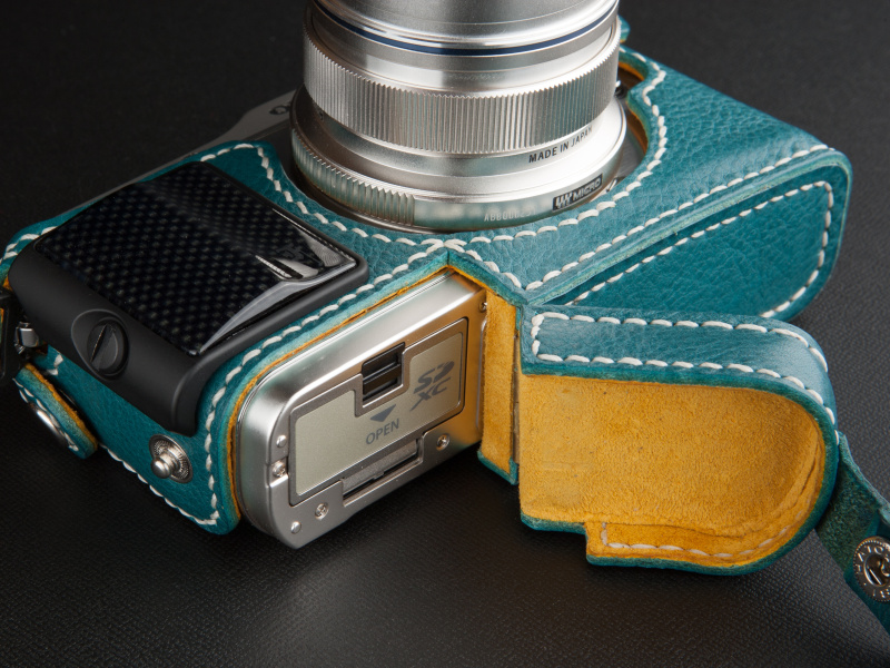 <b>側面のスナップボタンを外すと、本体底面にイージーアクセスできる</b>