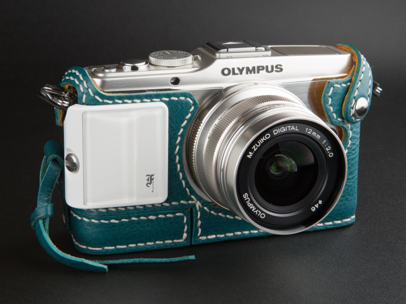 <b>プレミアムカメラグリップのホワイトを合わせてみた。明るいレザーなので白系もよく似合う</b>