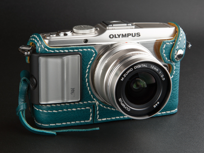 <b>シルバーのカメラグリップもよい雰囲気だ。好みのカメラグリップを組み合わせよう</b>