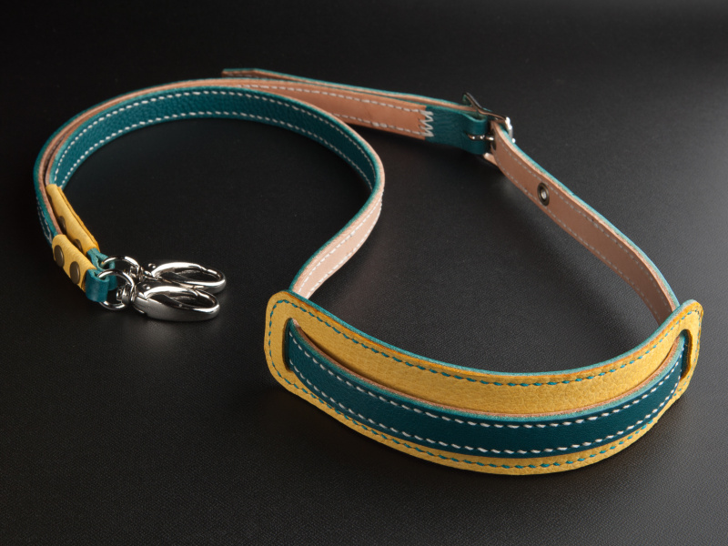 <b>ターコイズブルーとカスタードイエローを合わせたストラップは、現時点では参考商品となる</b>