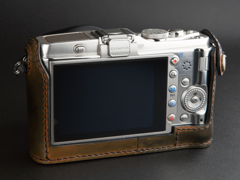 <b>背面はカスタムメイドケース同様、大きく開いたデザインだ</b>