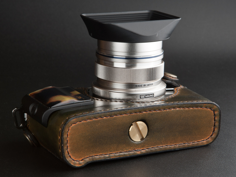 <b>付属の真鍮製ネジで三脚穴に固定する。底面の開閉部は省略されている</b>