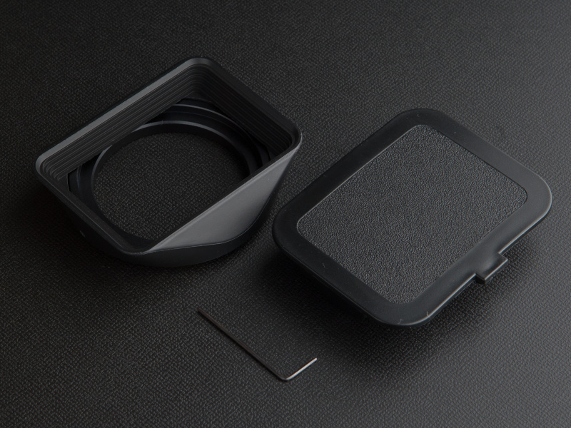 <b>スクエアフードの実勢価格は6,480円。フードキャップが付属している</b>