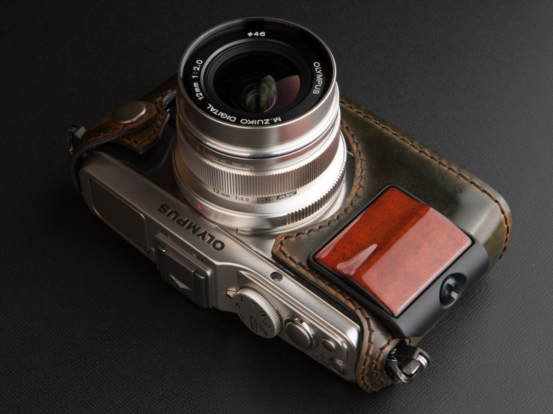 <b>E-P3予約キャンペーンで配布していた天然木グリップを装着。ケースのカラーと好相性だ</b>