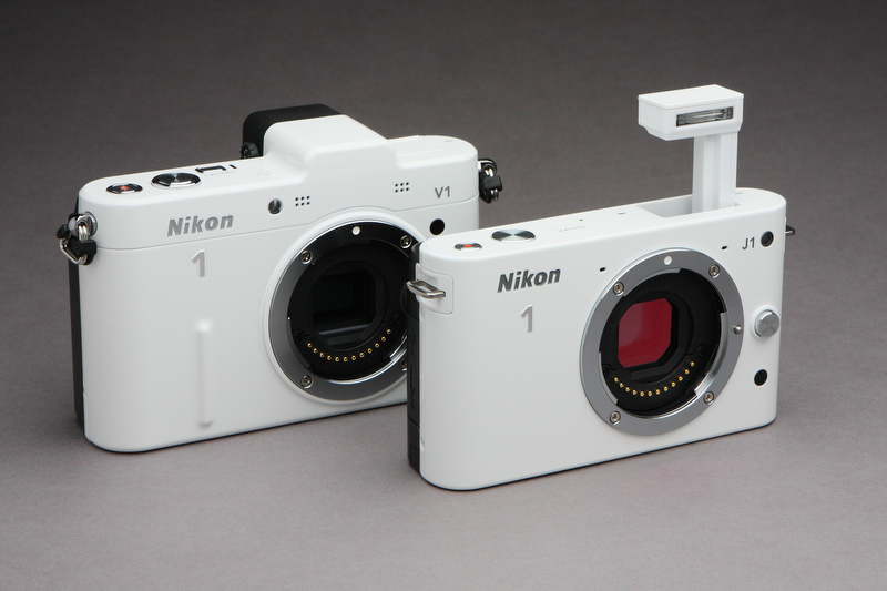 <b>Nikon 1 V1と並べると、Nikon 1 J1の小ささが分かる。デザインのテイストは同じといってよいものである</b>