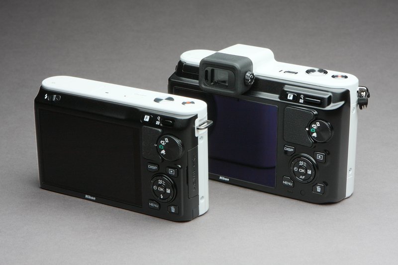 <b>カメラ背面のボタン、ダイヤル類のレイアウトはどちらも同じだ。ボディの厚みが大きく異なることが分かるだろうか?</b>