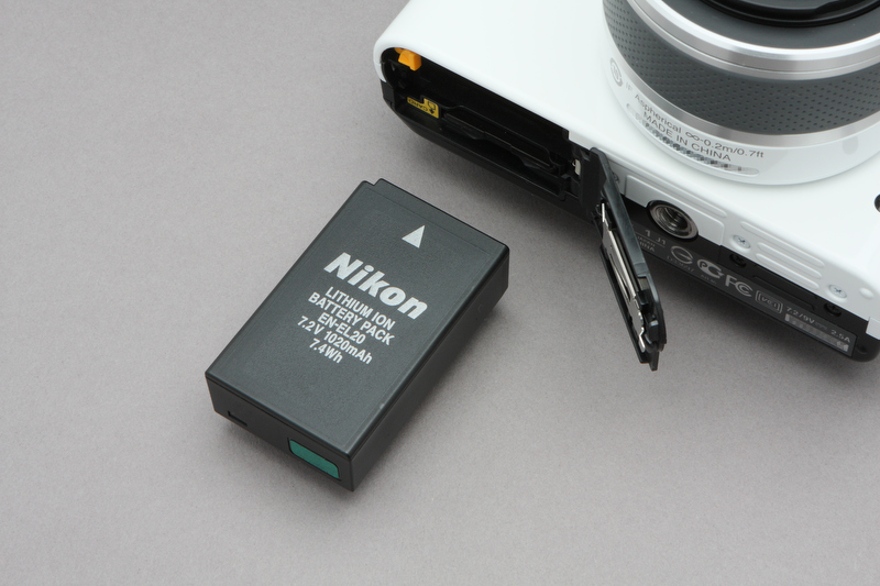 <b>バッテリーは、EN-EL20を使用。Nikon 1 V1の使用するEN-EL15にくらべればはるかに小さいものだが、実際の使用では不足を感じることがなかった</b>