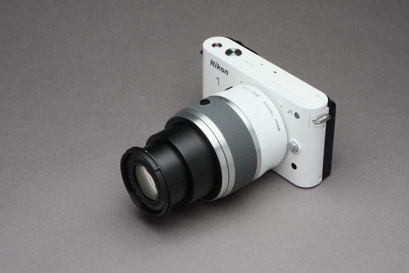 <b>望遠ズーム1 NIKKOR VR 30-110mm F3.8-5.6を装着し、電源を入れた状態</b>