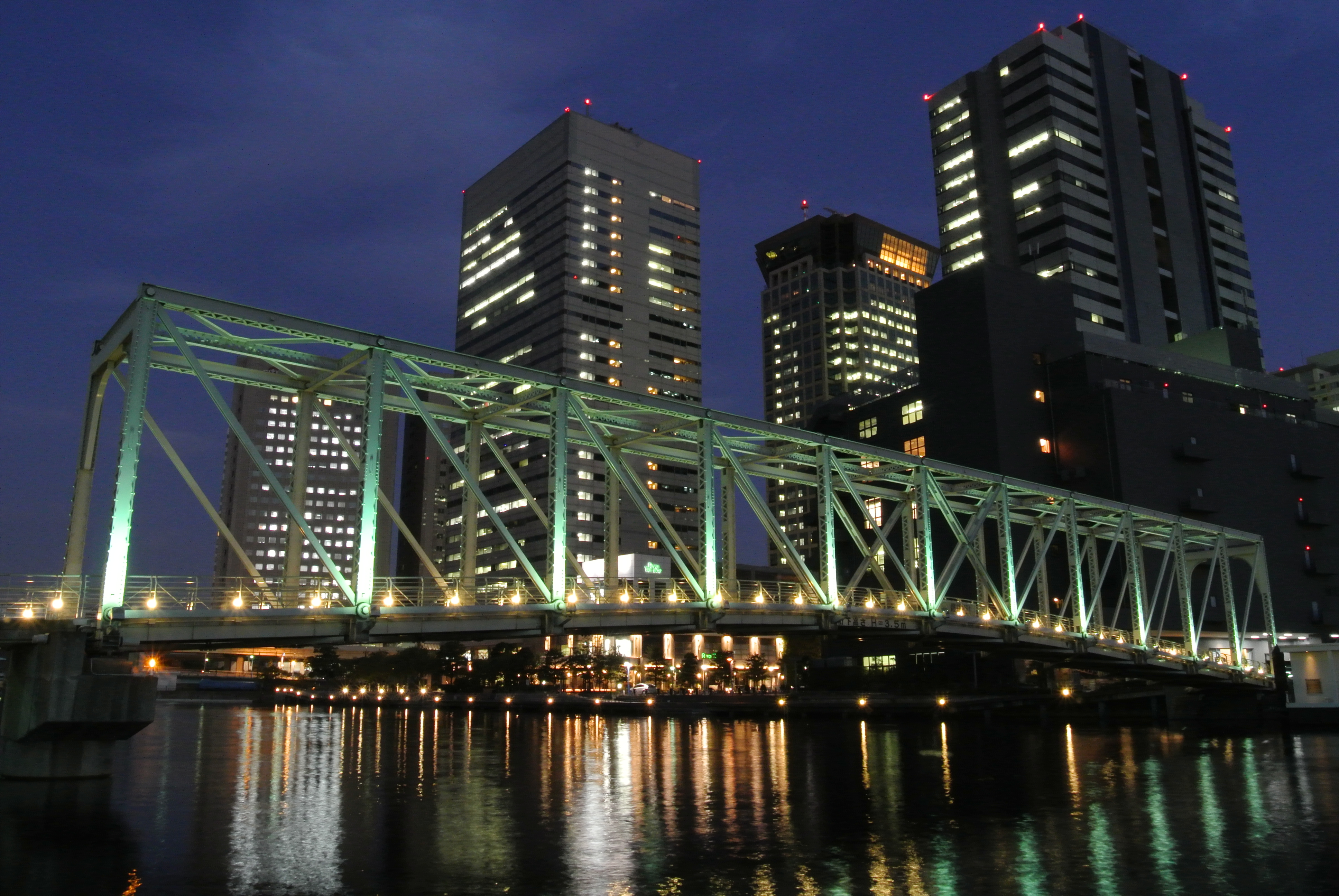 <b>ノイズリダクション:オン / ISO800 / Nikon 1 J1 / 1 NIKKOR VR 10-30mm F3.5-5.6 / 約5.8MB / 3,872×2,592 / 1.6秒 / F11 / 0.0EV / WB:オート / 10mm</b>
