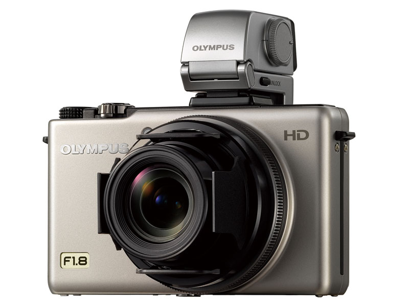 <b>「OLYMPUS XZ-1」プレミアムキット。XZ-1本体に加え、新しい自動開閉キャップ「LC-63A」とEVFの「VF-3」が付属する</b>