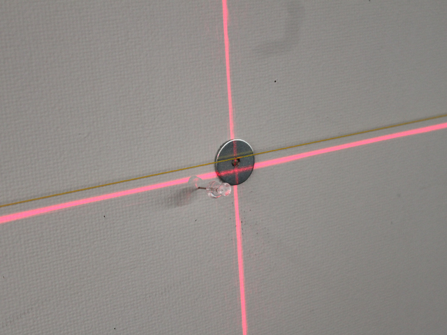 <b>展示にはアルマイト磁石で、プリントを固定した。写真は磁石を受けるマグネット補助板。押しピンではプリントが破れ、2週間はもたないため、強力な磁力で紙を挟む。ただこの補助板を壁に打ち込むのと、平滑にプリントを展示するのは、やや熟練の技を要する</b>