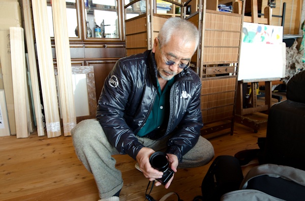 <b>「一緒に散歩しながらお話ししてください。」と外へ誘ってミニブラブラ撮影へ。リコーGXR MOUNT A12にノクティルックスの50mm F1とスーパー・ワイド・ヘリアーの15mm F4.5アスフェリカルが最近のお気に入りらしい。この日は50mm F1を連れて外出。レンズの開放値がF1と明るいために夕方でもNDフィルターを装着している</b>