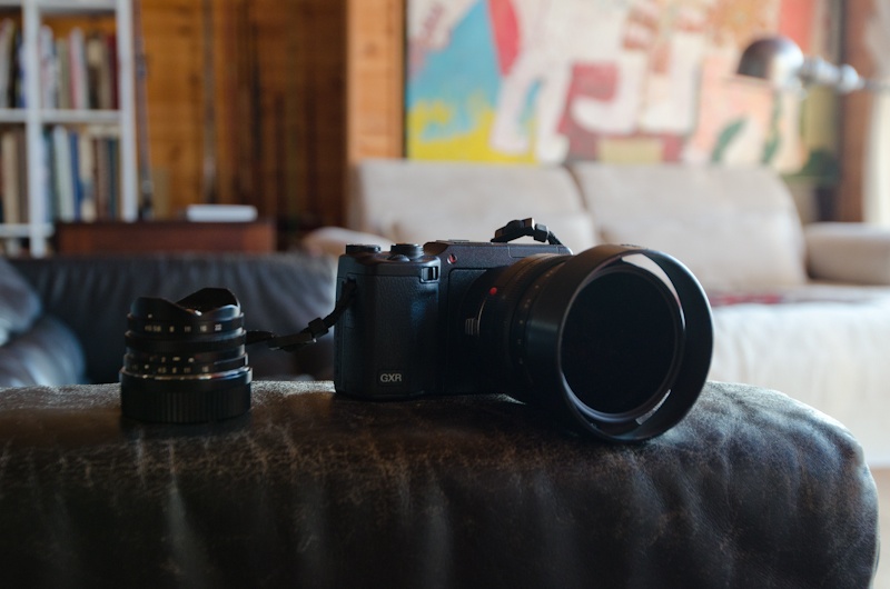 <b>「一緒に散歩しながらお話ししてください。」と外へ誘ってミニブラブラ撮影へ。リコーGXR MOUNT A12にノクティルックスの50mm F1とスーパー・ワイド・ヘリアーの15mm F4.5アスフェリカルが最近のお気に入りらしい。この日は50mm F1を連れて外出。レンズの開放値がF1と明るいために夕方でもNDフィルターを装着している</b>