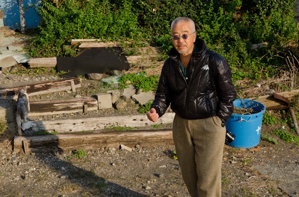 <b>路地裏を歩きながら藤原さんはすぐに第1ネコを発見したが、近づいてはすぐに逃げられた。その後も第2ネコ、第3ネコと漁師町にはネコ村があるので、散歩しながらもネコ、猫、ねこetc</b>