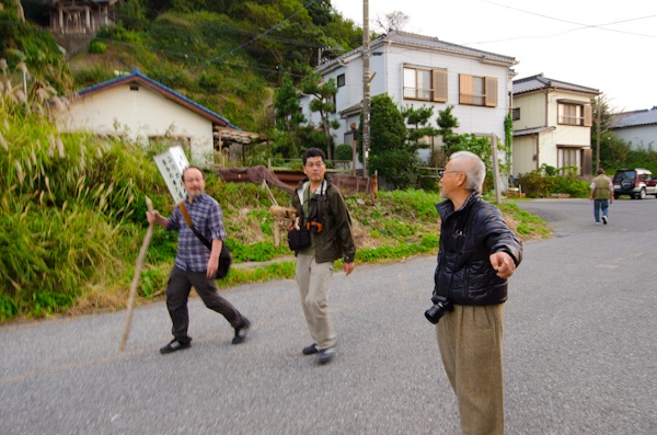 <b>路地裏を歩きながら藤原さんはすぐに第1ネコを発見したが、近づいてはすぐに逃げられた。その後も第2ネコ、第3ネコと漁師町にはネコ村があるので、散歩しながらもネコ、猫、ねこetc</b>