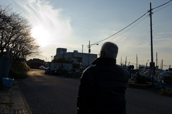 <b>路地裏を歩きながら藤原さんはすぐに第1ネコを発見したが、近づいてはすぐに逃げられた。その後も第2ネコ、第3ネコと漁師町にはネコ村があるので、散歩しながらもネコ、猫、ねこetc</b>