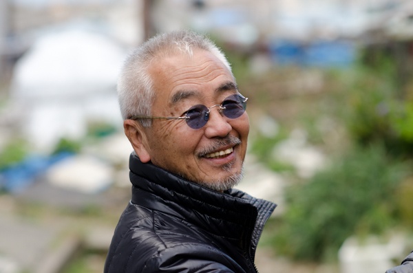 <b>ネコ道を抜けたら海岸へ出た。藤原さんは釣りが大好きな趣味ということでボートや船舶免許も所有されているとか。海や漁師の話しについても詳しい。さすが、門司港の男だ。漁師や地元の人たちとも顔見知りだが、藤原さんはどうやら漫画家だと勝手に思われているらしい（笑）</b>