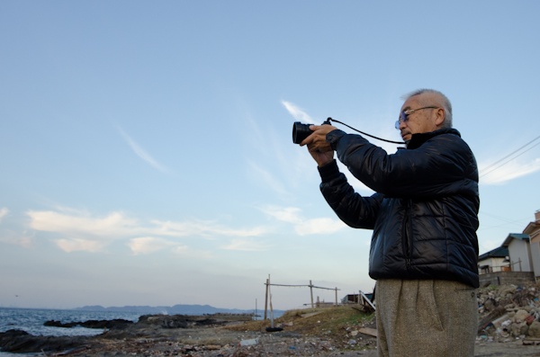 <b>ネコ道を抜けたら海岸へ出た。藤原さんは釣りが大好きな趣味ということでボートや船舶免許も所有されているとか。海や漁師の話しについても詳しい。さすが、門司港の男だ。漁師や地元の人たちとも顔見知りだが、藤原さんはどうやら漫画家だと勝手に思われているらしい（笑）</b>
