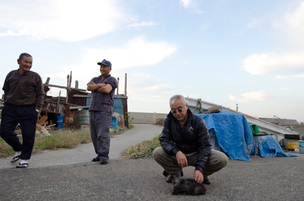 <b>ネコ道を抜けたら海岸へ出た。藤原さんは釣りが大好きな趣味ということでボートや船舶免許も所有されているとか。海や漁師の話しについても詳しい。さすが、門司港の男だ。漁師や地元の人たちとも顔見知りだが、藤原さんはどうやら漫画家だと勝手に思われているらしい（笑）</b>