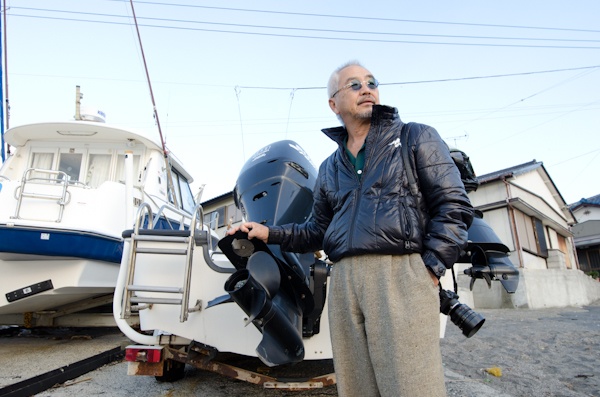 <b>ネコ道を抜けたら海岸へ出た。藤原さんは釣りが大好きな趣味ということでボートや船舶免許も所有されているとか。海や漁師の話しについても詳しい。さすが、門司港の男だ。漁師や地元の人たちとも顔見知りだが、藤原さんはどうやら漫画家だと勝手に思われているらしい（笑）</b>