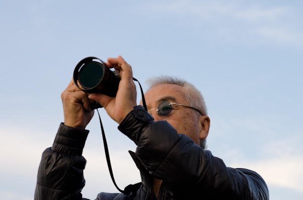 <b>ネコ道を抜けたら海岸へ出た。藤原さんは釣りが大好きな趣味ということでボートや船舶免許も所有されているとか。海や漁師の話しについても詳しい。さすが、門司港の男だ。漁師や地元の人たちとも顔見知りだが、藤原さんはどうやら漫画家だと勝手に思われているらしい（笑）</b>